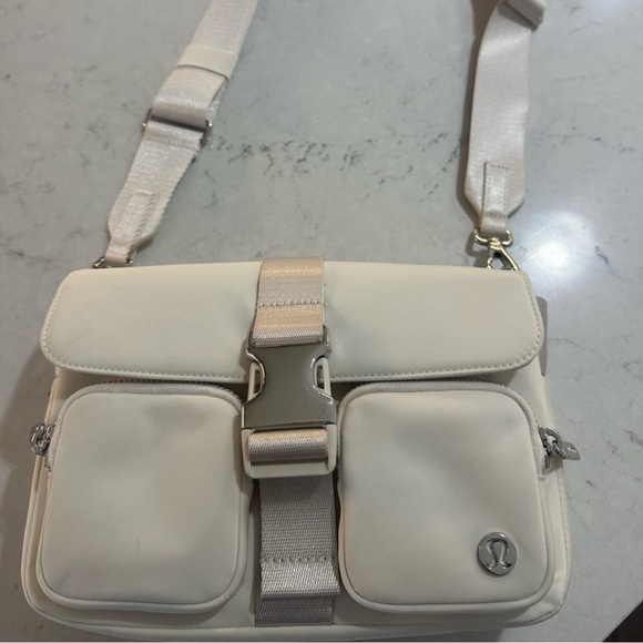 Lululemon Wunderlust crossbody bag 3L - Picture 1 of 3